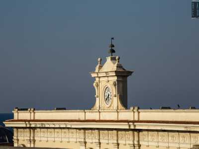 ...con il suo piccolo torrino occupato da uno degli otto orologi da torre di Bari